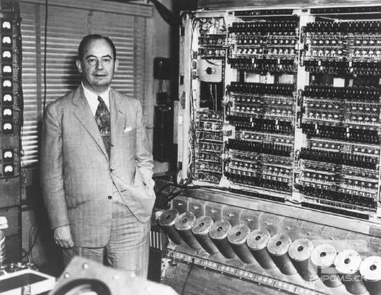 约翰·冯·诺依曼（John von Neumann）在普林斯顿大学高级研究学院的电脑前 1945年Getty拍摄