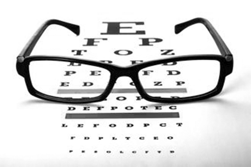 近视眼镜怎么选择(近视患者配眼镜的过程有哪些注意事项)