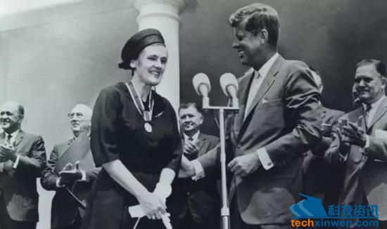 肯尼迪为Kelsey颁发勋章，1962年