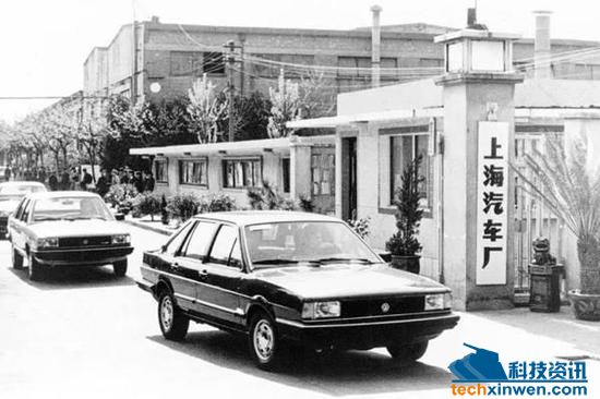 桑塔纳驶出上海汽车厂，1988年