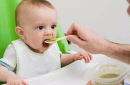 四个月婴儿可以添加什么辅食(五个月宝宝能加辅食吗)