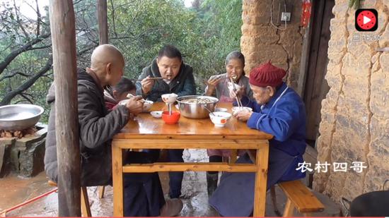 2017年底，王荣琪一家人在吃饭。图片来自西瓜视频截图