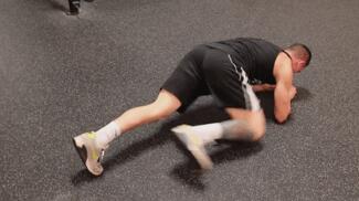 提膝骨骼运动(俯卧侧提膝运动的做法)