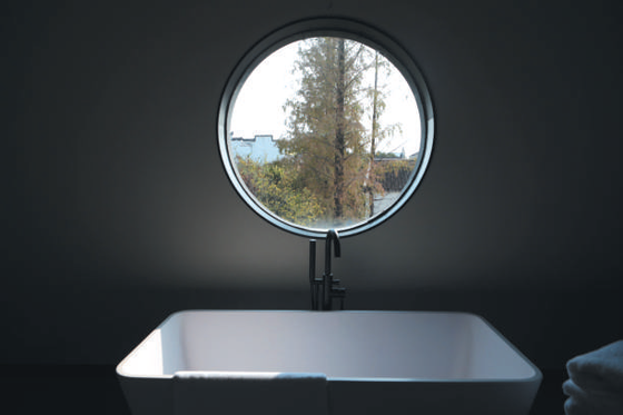 10月31日，乌镇，宾智AI客房的一间房内，浴缸边的窗口可以看到乌镇风景。新京报记者 侯少卿 王嘉宁 摄