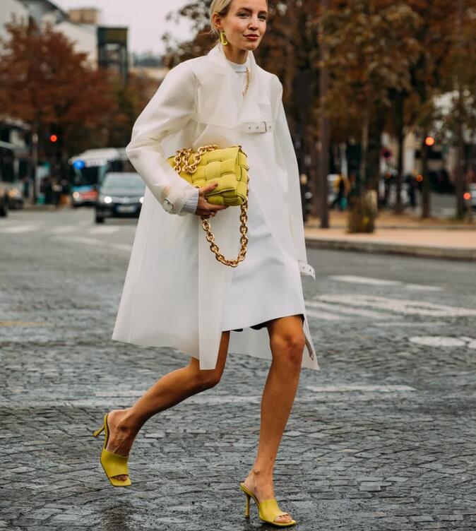 白色裙子 黄色手包
