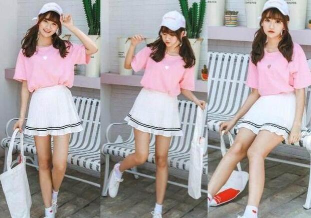 粉红色短袖t恤 白色百褶裙