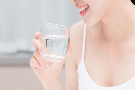 水有助于降低胆固醇