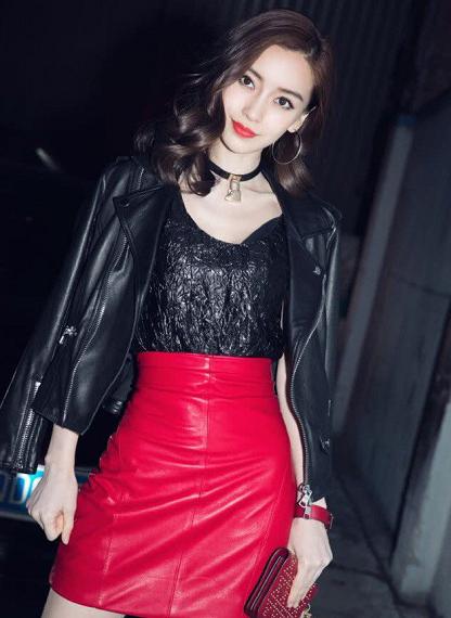 黑色上衣+红色皮裙+皮衣