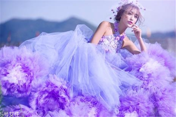 紫色婚纱代表什么 高贵独特的象征