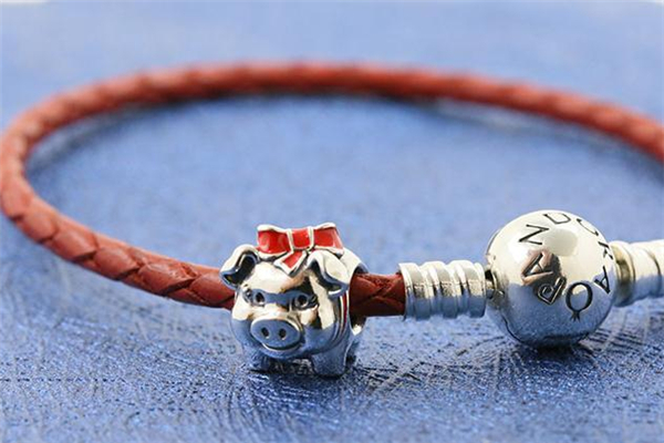 潘多拉猪年红绳手链什么材质 质感非常好