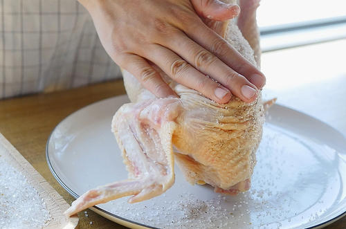 粗盐不包纸盐焗鸡的做法
