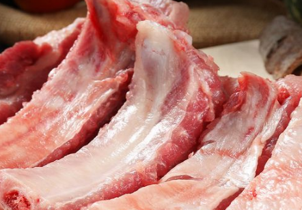 买回来的猪肉是洗了再冷冻还是直接放冰箱(新鲜的猪肉放入冰箱保鲜前是否洗)