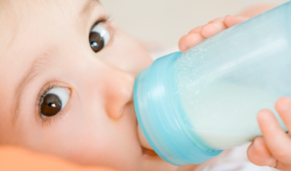 婴儿吸奶不放怎么办(婴儿光吸奶瓶奶不减少怎么办呀)